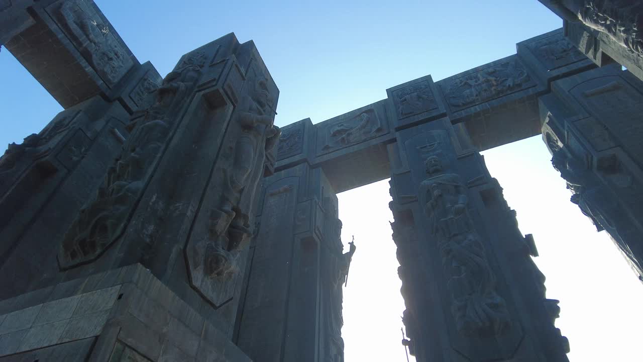 格鲁吉亚第比利斯的纪事纪念碑。视频下载