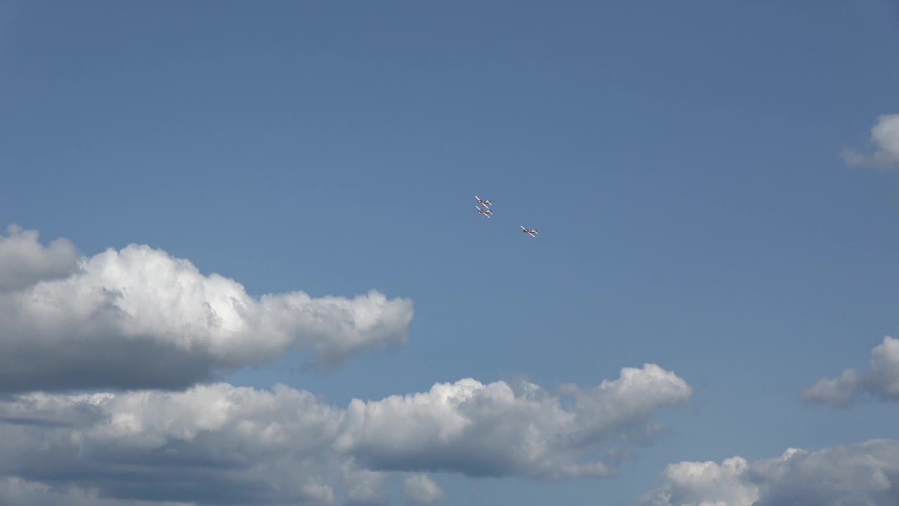三架美丽的运动飞机在空中飞行视频下载