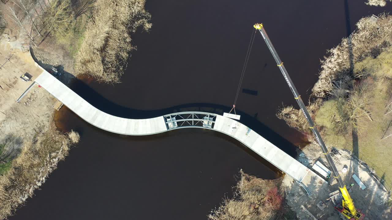 在河上、空中建造新的人行天桥视频下载