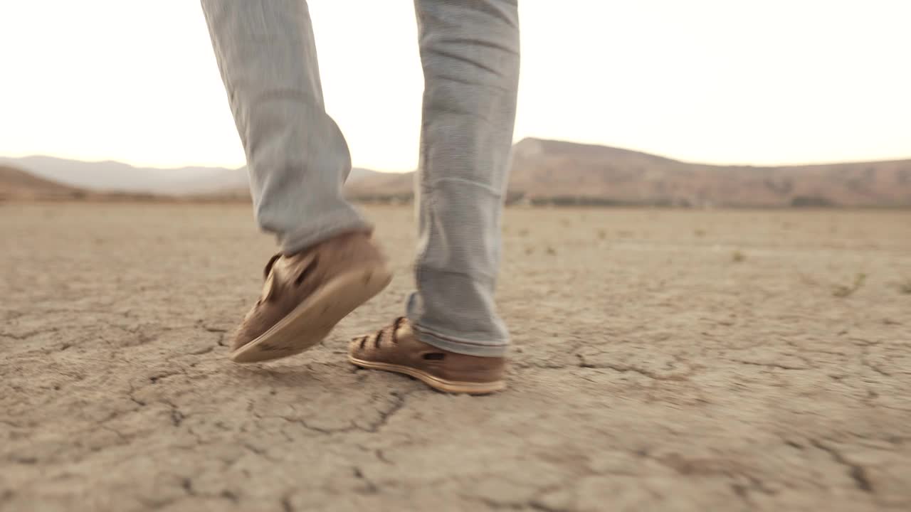 一个人走过沙漠的脚步视频下载