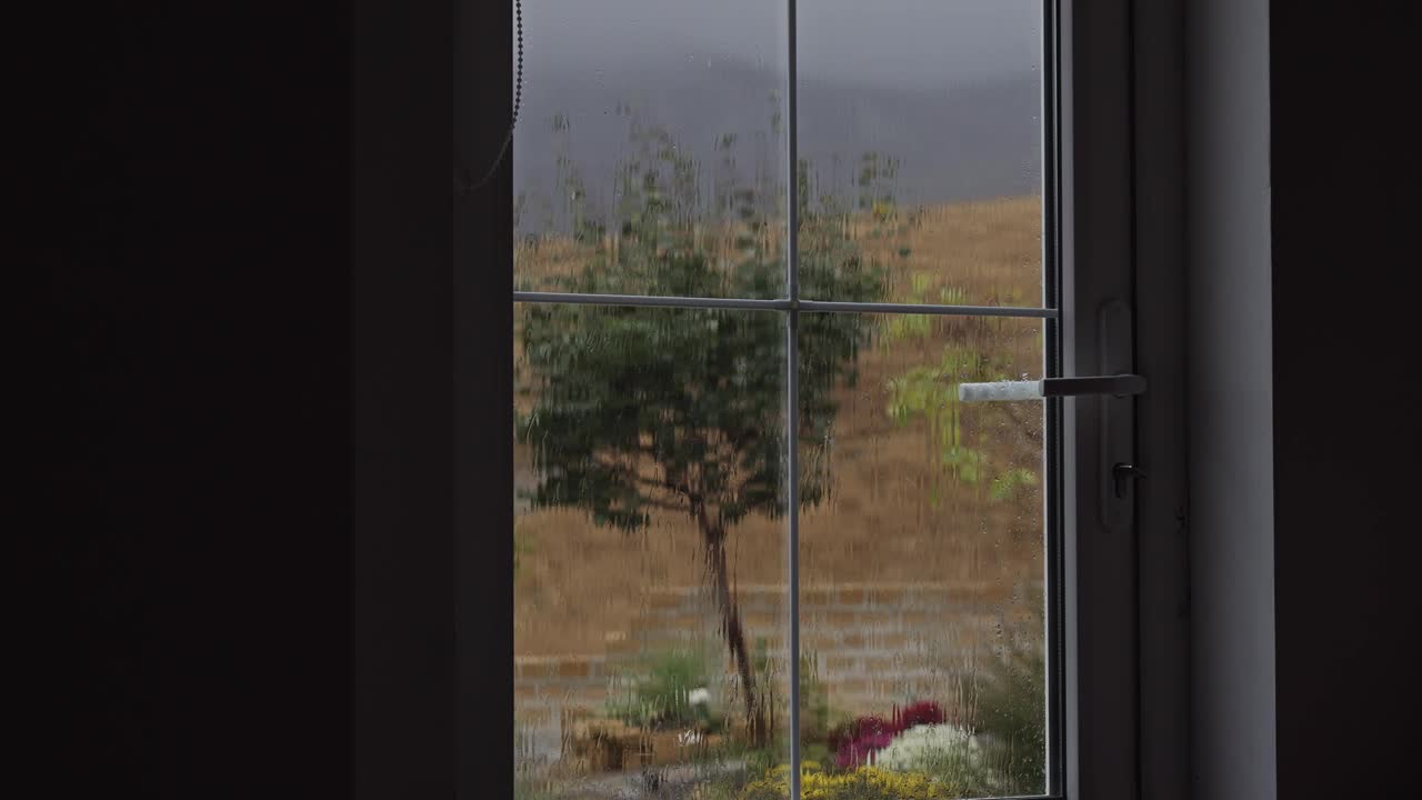 窗外是雨天视频下载