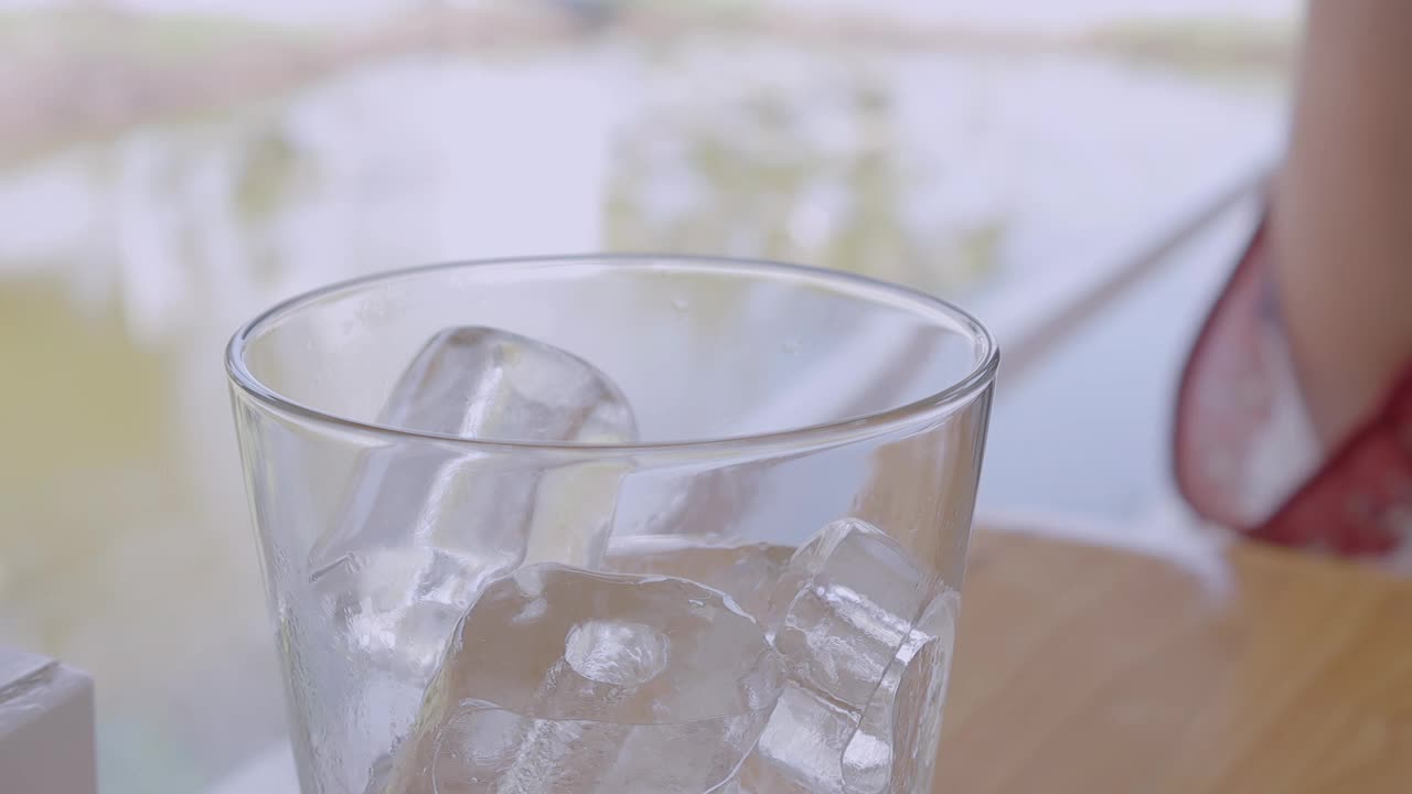 用勺子把玻璃杯里的冰舀出来视频素材