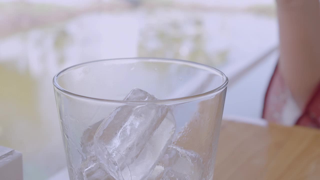 用勺子把玻璃杯里的冰舀出来视频素材