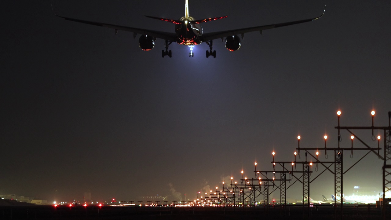 飞机在夜间降落在机场视频下载