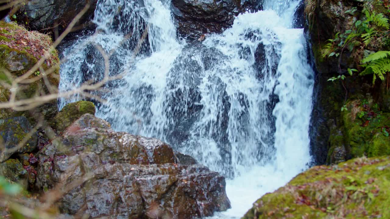 山间巨大的瀑布视频下载