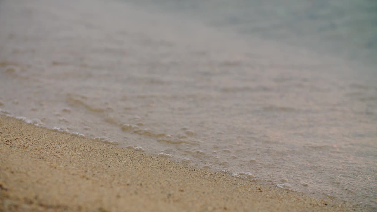 海浪拍打着海滩视频下载