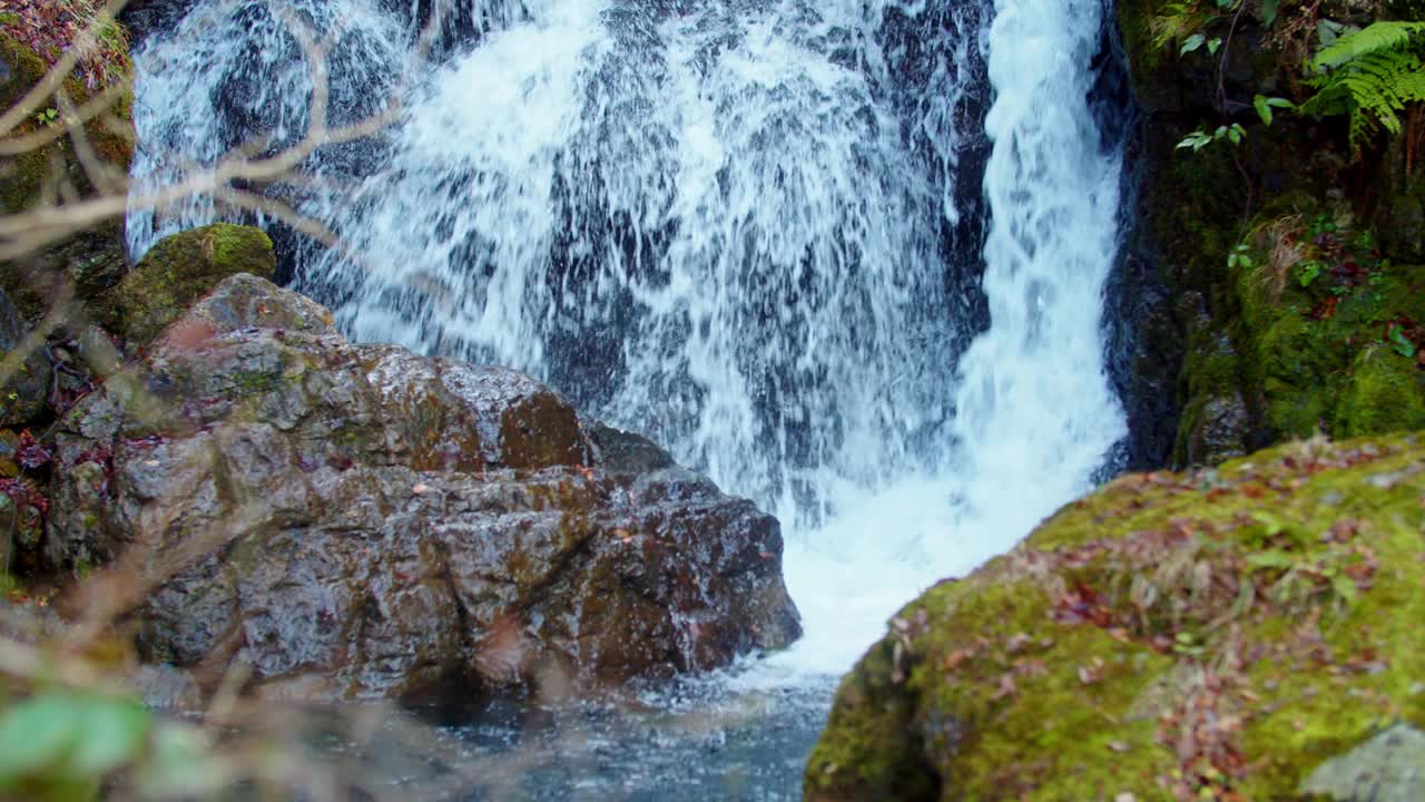 山间巨大的瀑布视频下载