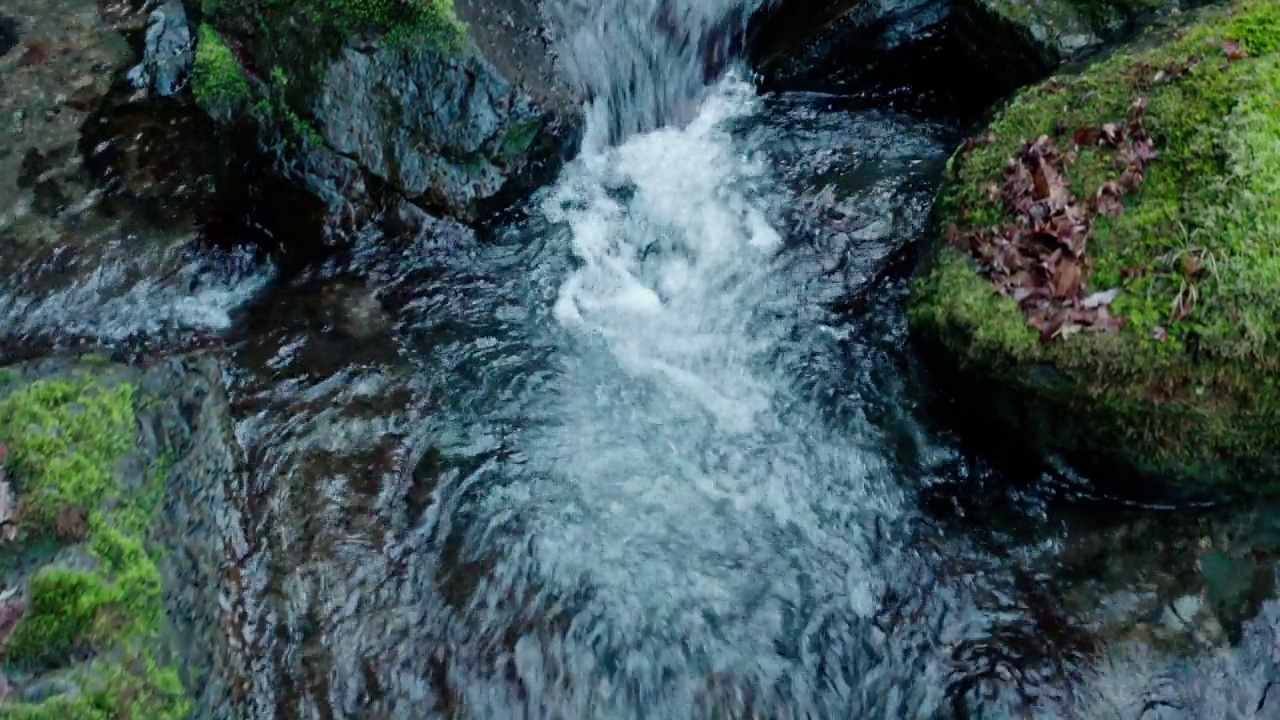 大而有力的瀑布初冬的清晨视频下载
