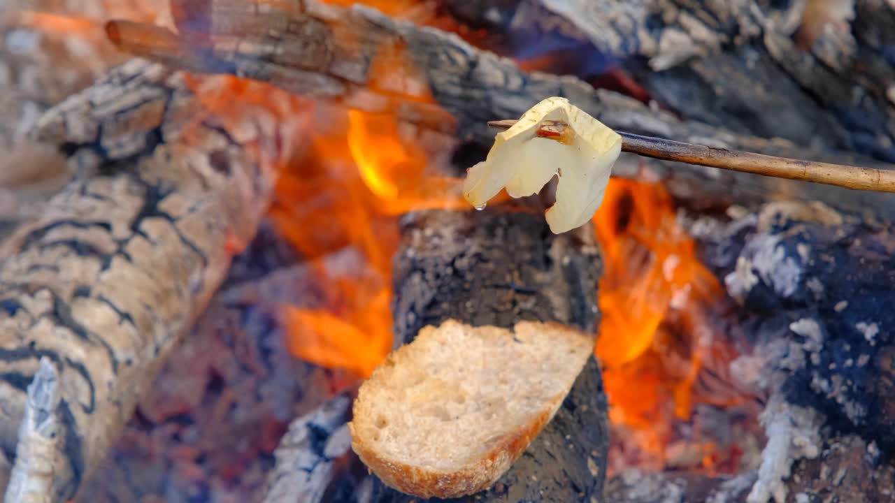 煎培根配一片烤面包，自然是明火视频素材