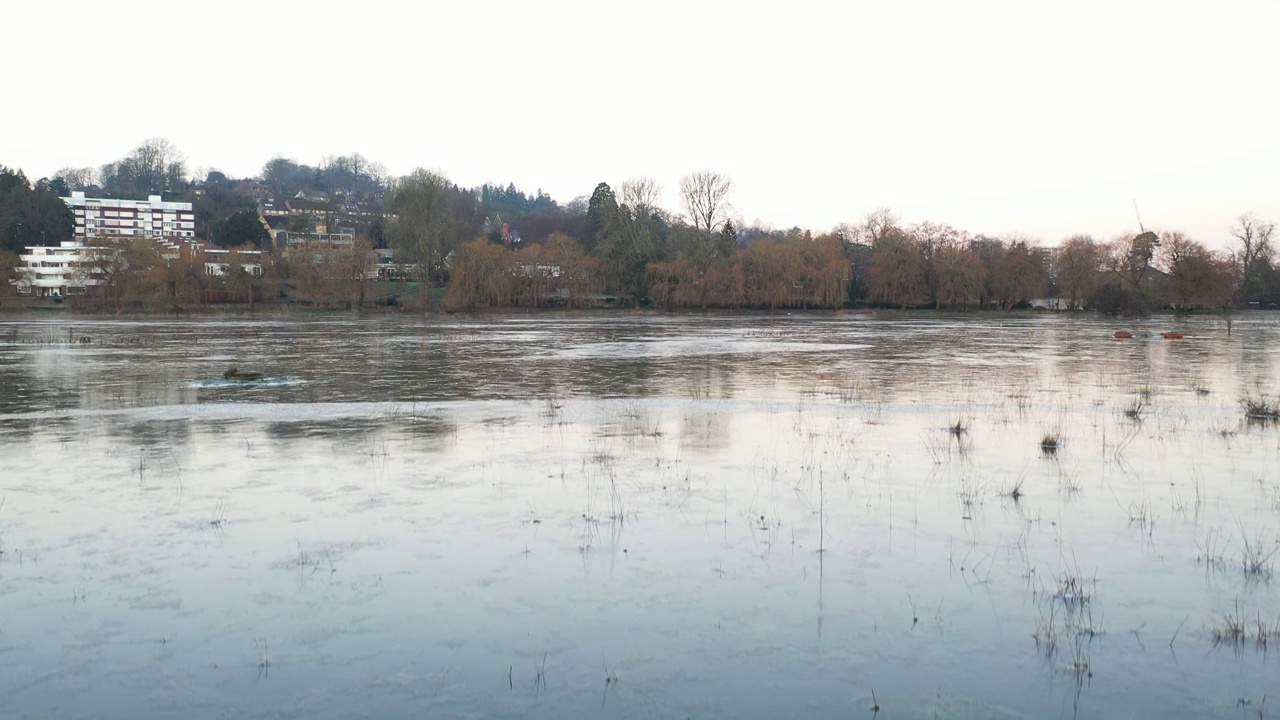 鸟瞰英格兰萨里郡韦河旁被洪水淹没的吉尔福德视频下载