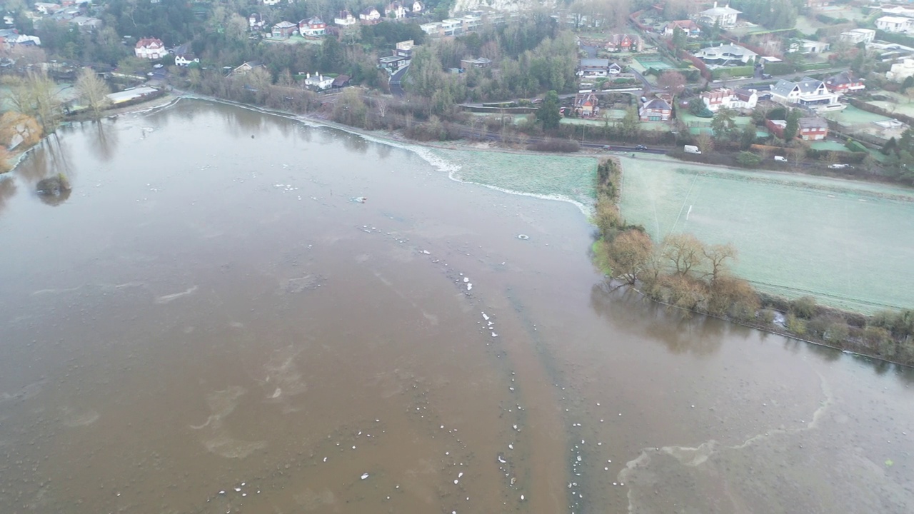 鸟瞰英格兰萨里郡韦河旁被洪水淹没的吉尔福德视频下载