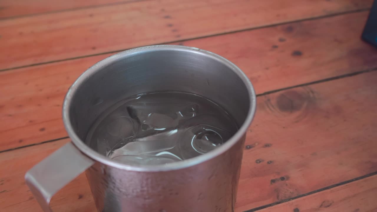 用勺子把玻璃杯里的冰舀出来视频下载