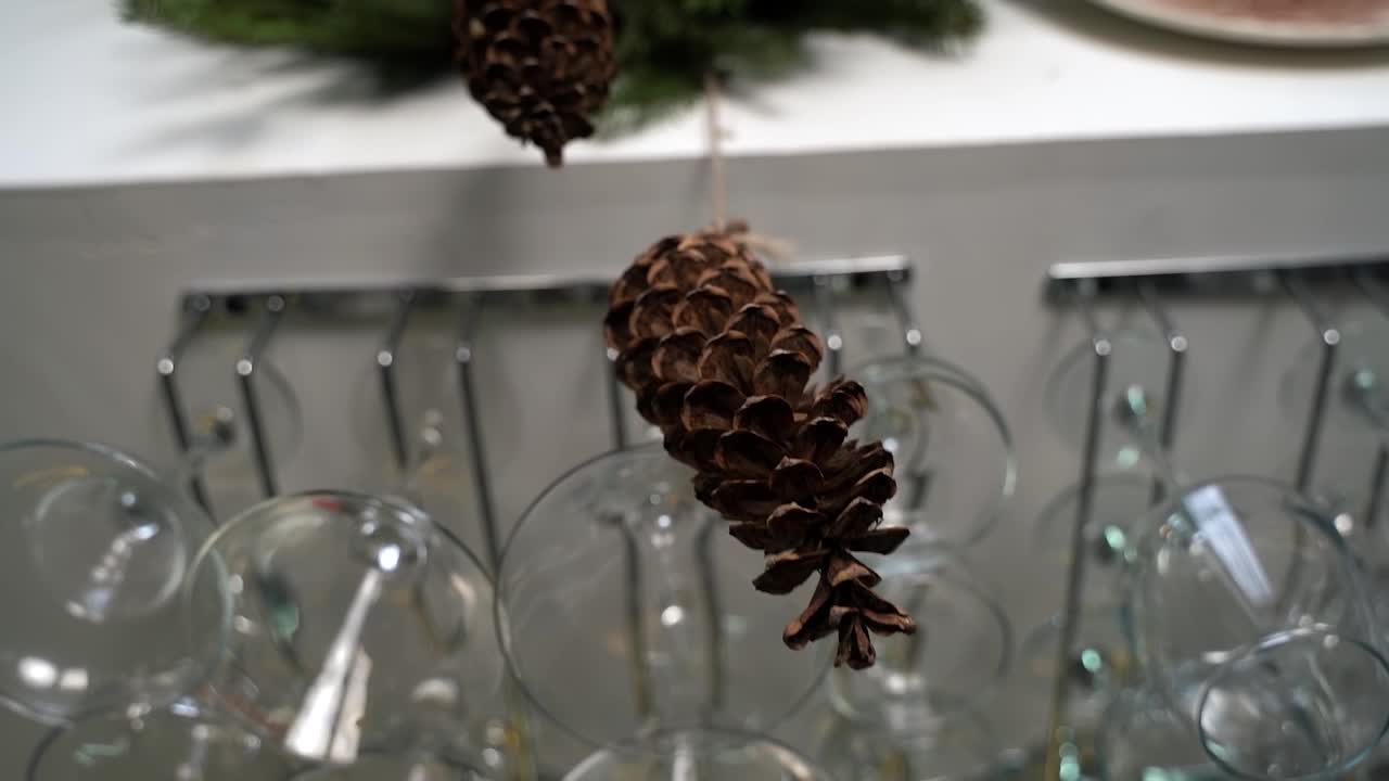 圣诞树的树枝和新年的装饰品视频下载