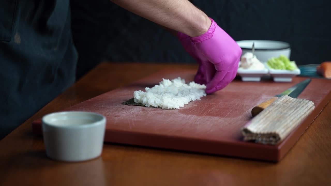 近距离的手准备美味的寿司视频下载
