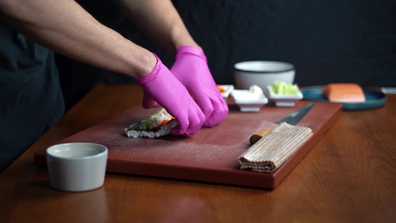 厨师在餐馆里准备寿司视频下载