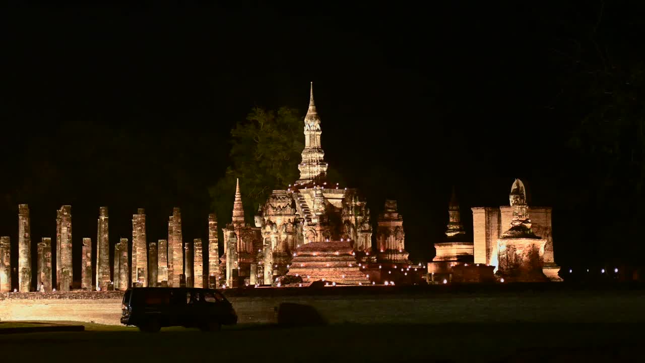 在素可泰历史公园，联合国教科文组织遗址的玛哈寺废墟在夜间被照亮。泰国素可视频下载