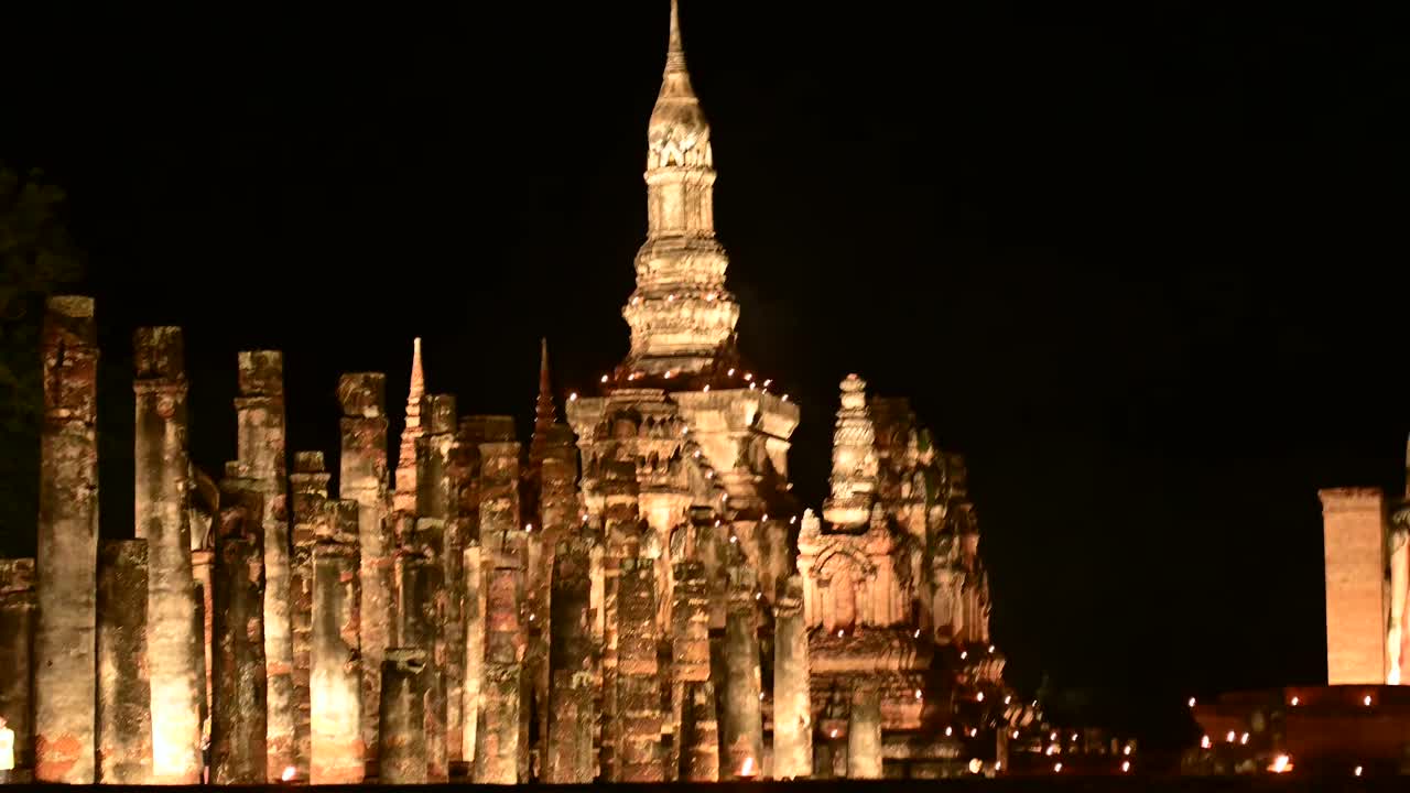 在素可泰历史公园，联合国教科文组织遗址的玛哈寺废墟在夜间被照亮。泰国素可视频下载