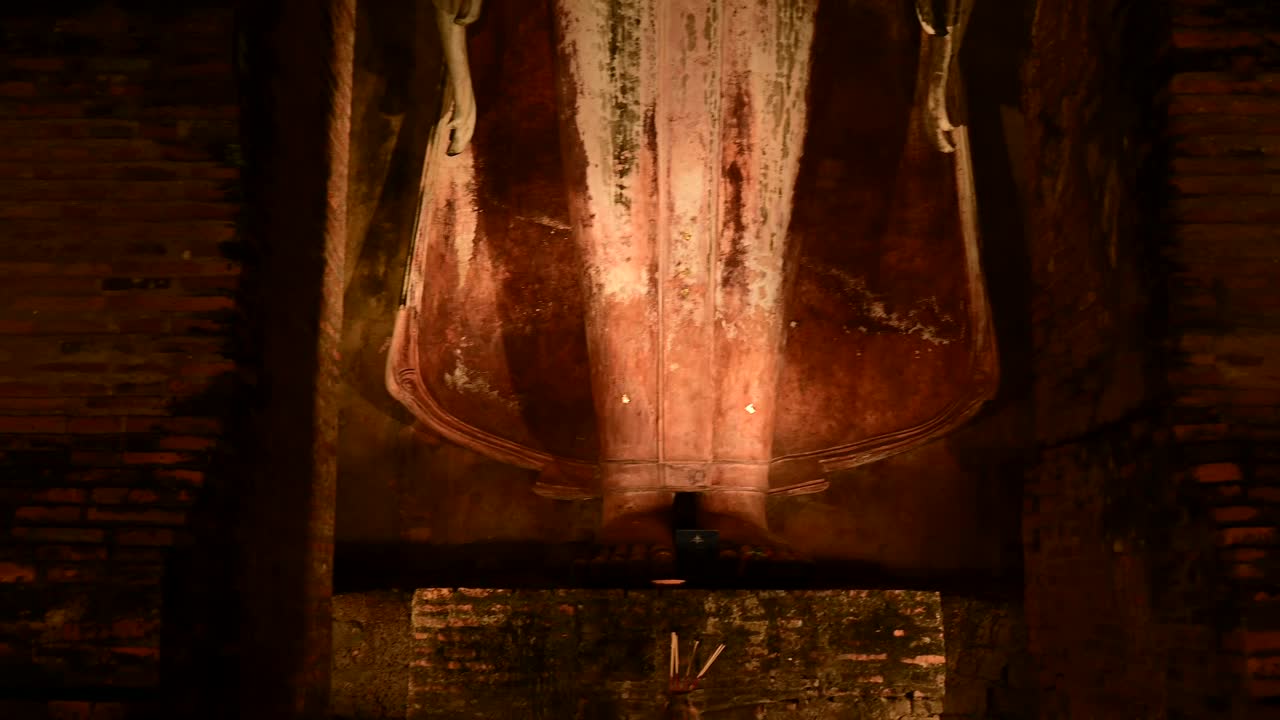泰国素可泰，素可泰历史公园的摩哈泰寺的佛祖视频下载
