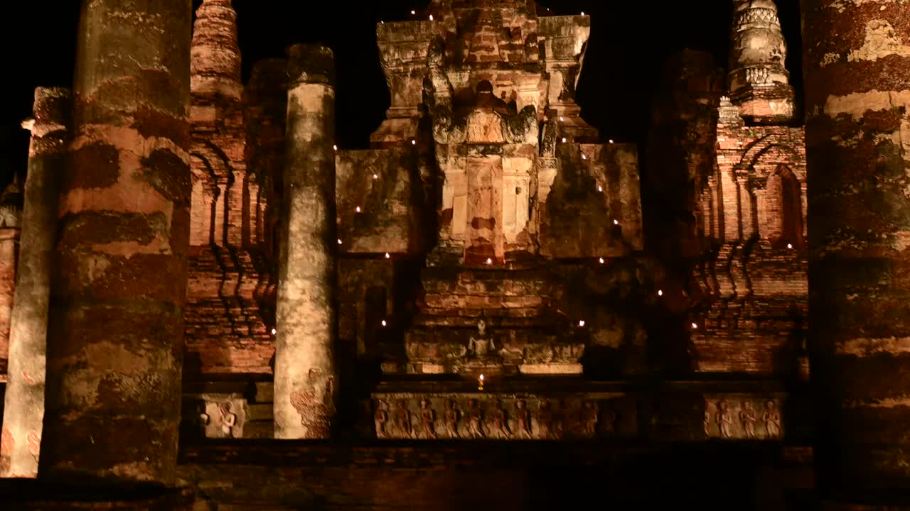 泰国素可泰，新年前夜，大摩塔寺的主塔被照亮视频下载
