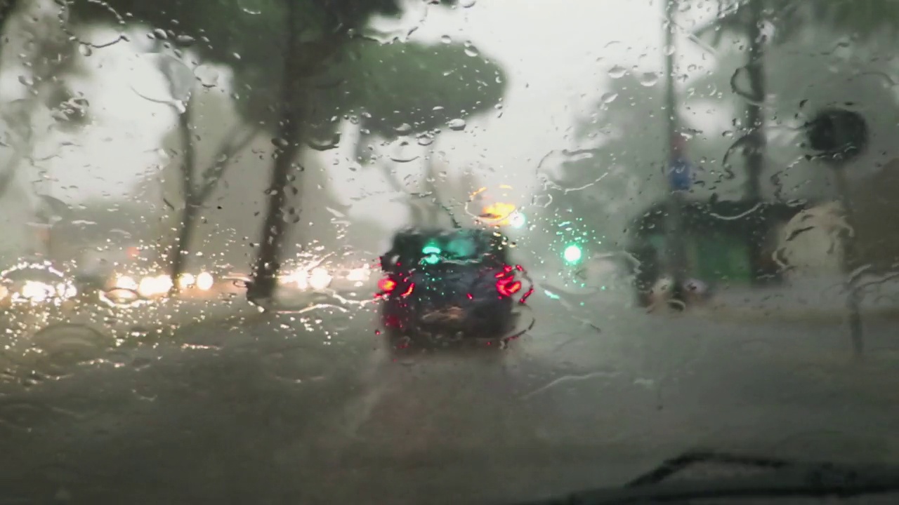 在罗马的洪水暴雨中开车视频下载