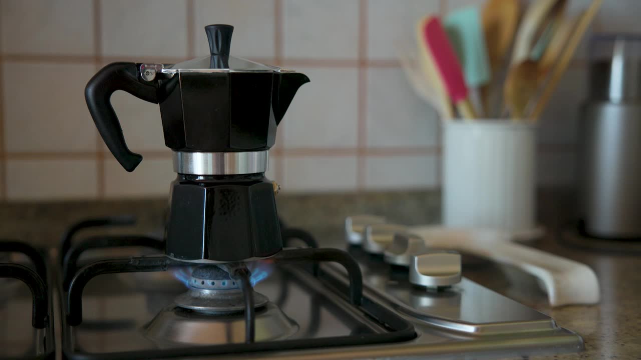 在厨房用摩卡壶煮咖啡视频素材