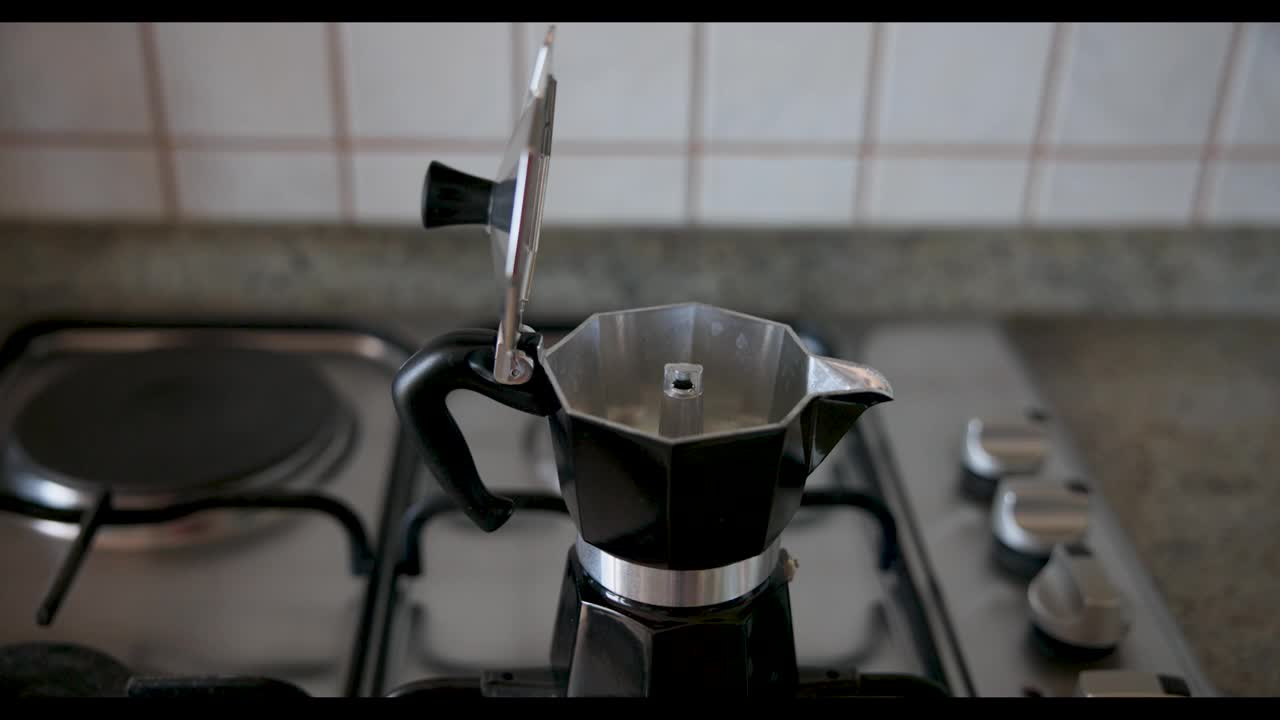 在厨房用摩卡壶煮咖啡视频素材