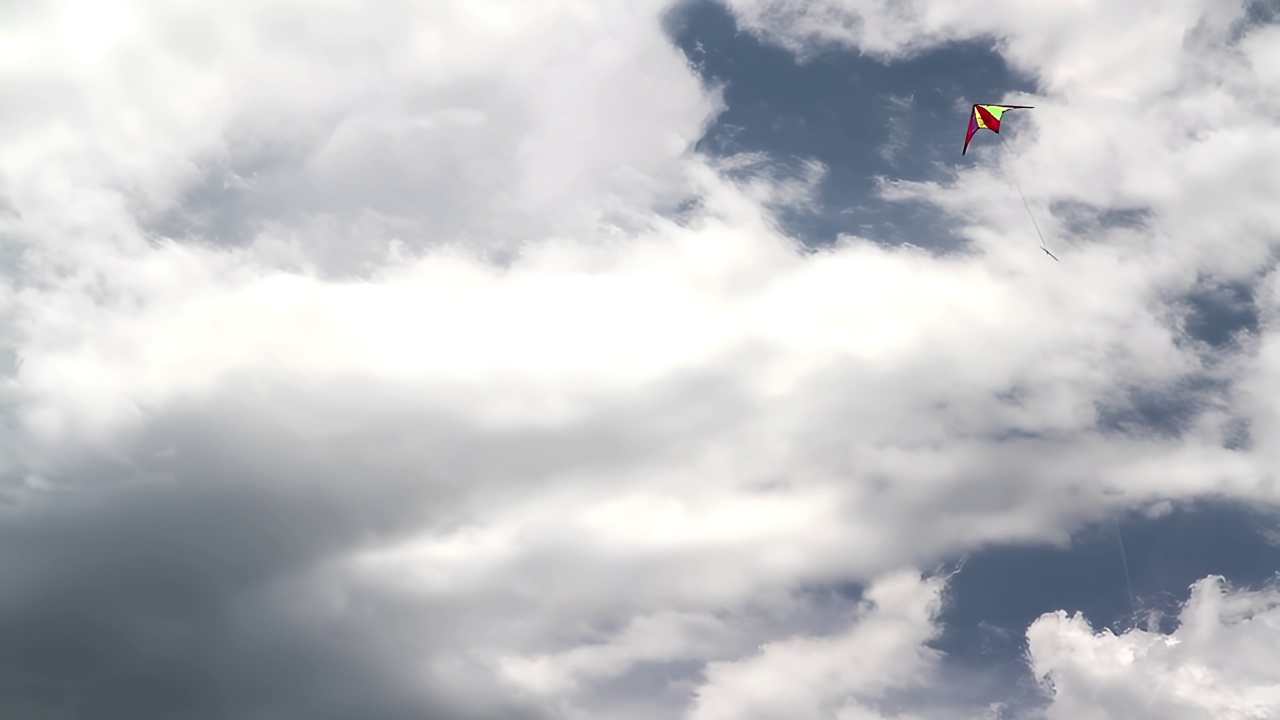 风筝在密云中飞翔视频下载