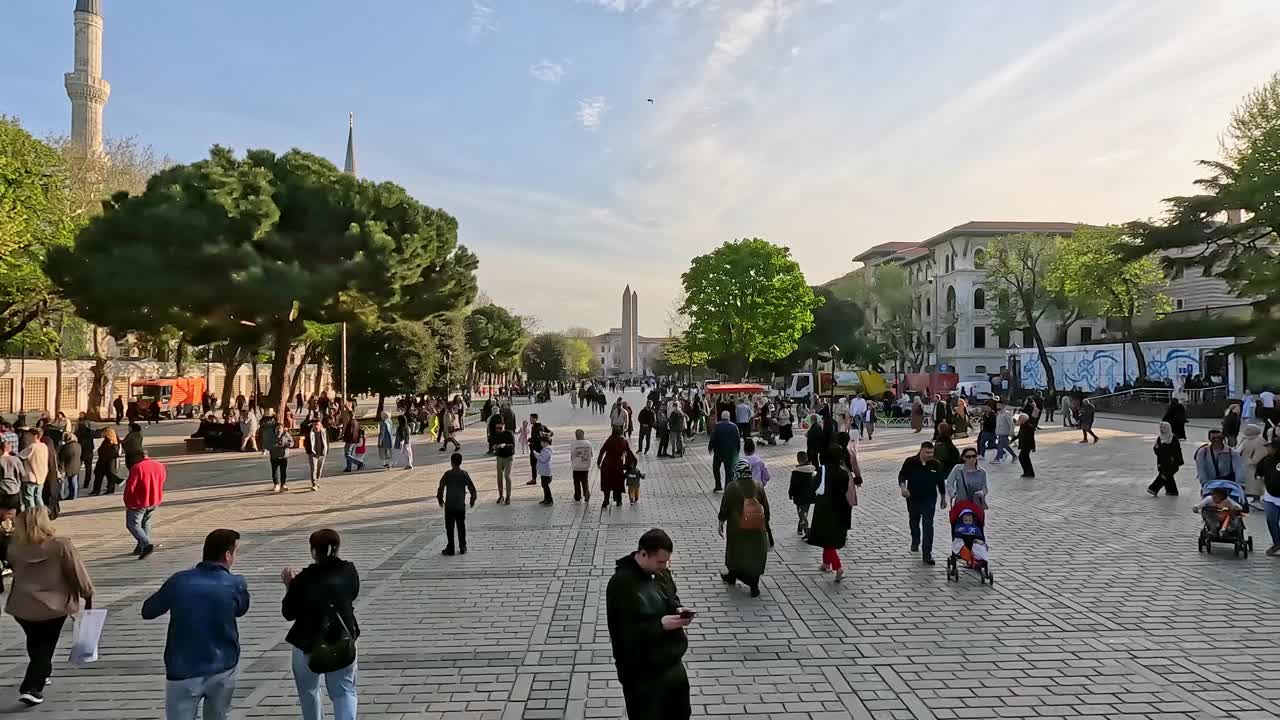 在伊斯坦布尔的苏丹艾哈迈德广场上，向狄奥多西方尖碑走去视频素材