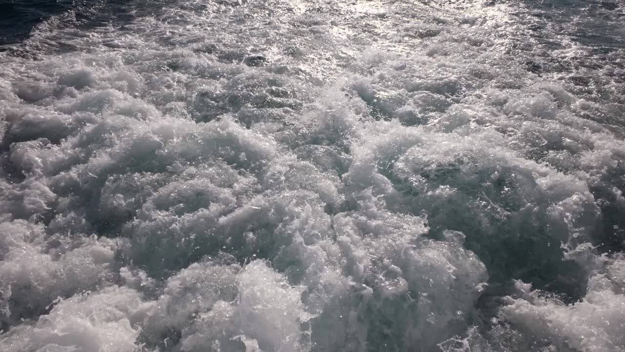 船后尾迹中飞溅的水湍流的近景。视频下载