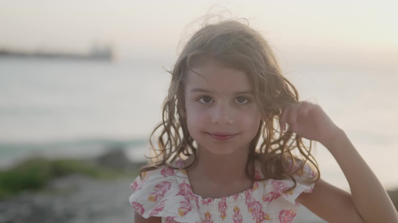 可爱的5岁女孩的傻笑:热带度假特写视频下载