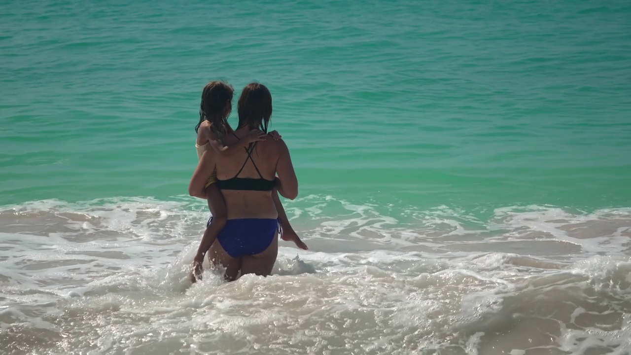 巴巴多斯的母女海滩日视频下载