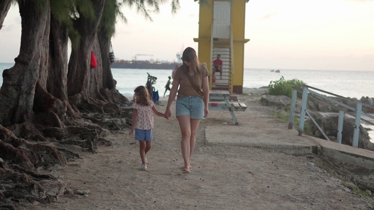 巴巴多斯的母女海滩日:分享微笑和喜悦视频下载