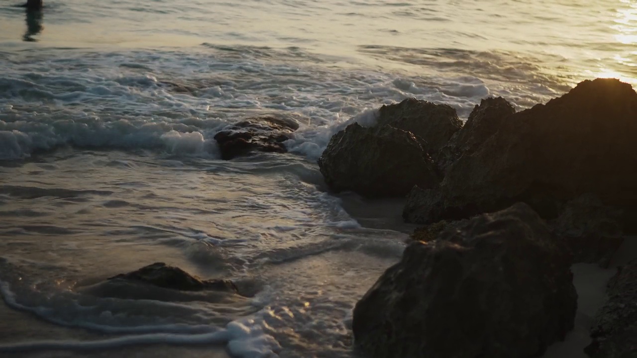 慢动作海浪冲击着长满草的海洋岩石视频下载