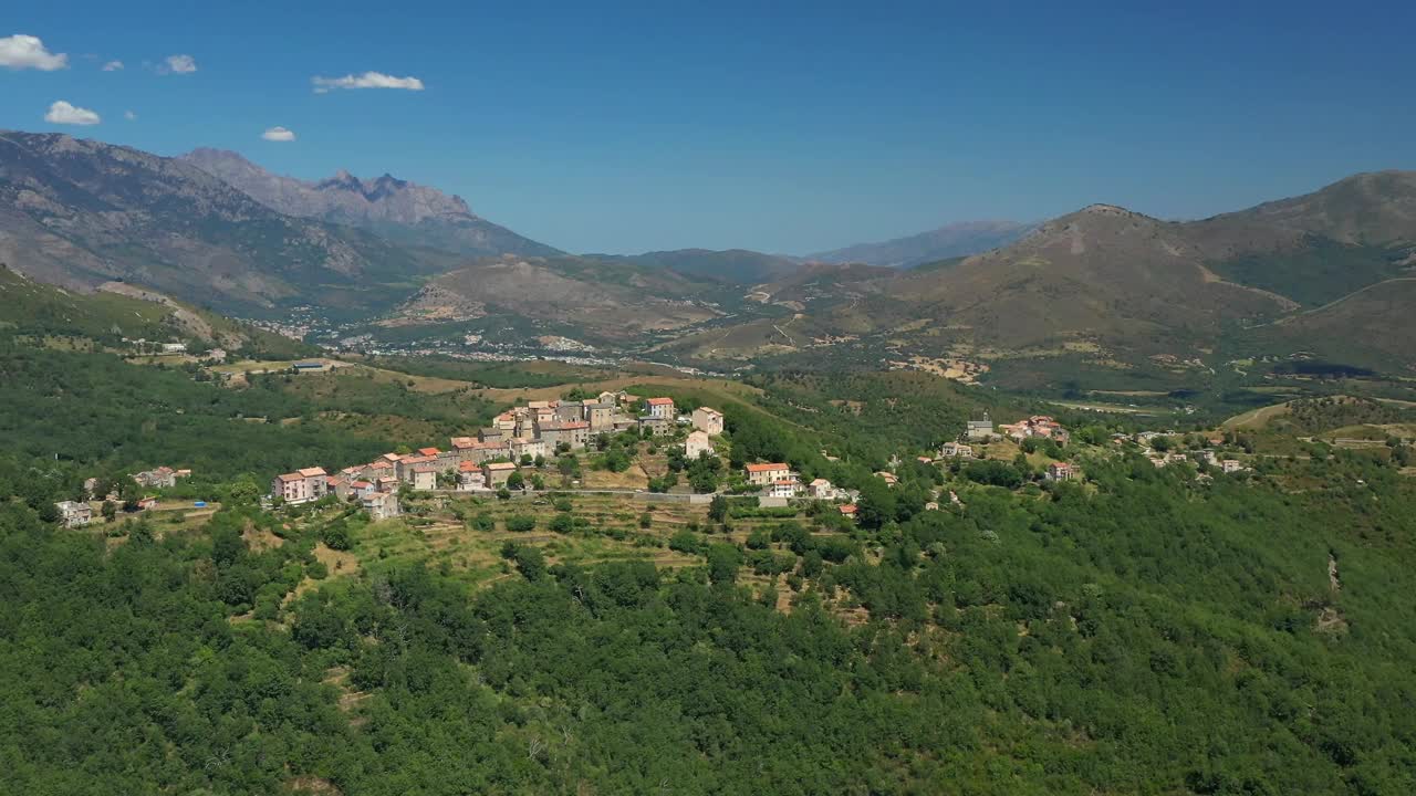 法国科西嘉岛中部的一个小村庄鸟瞰图视频下载