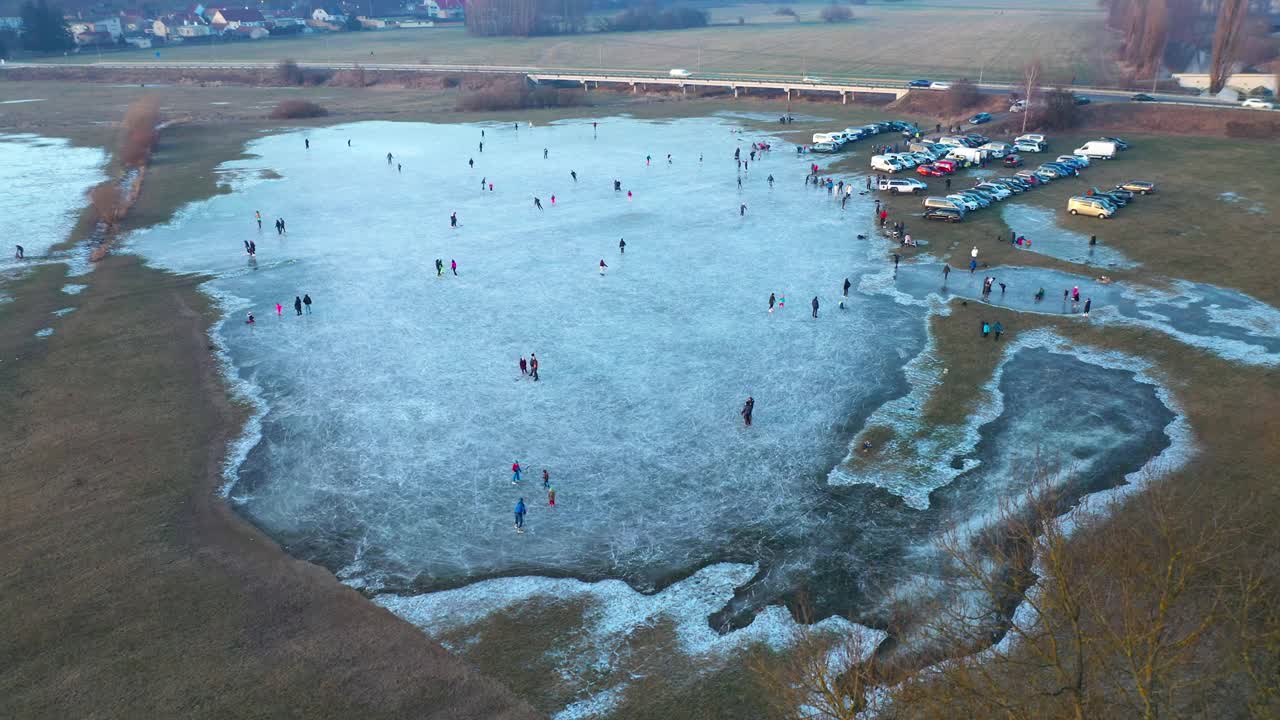 从上面看结冰的湖。视频下载
