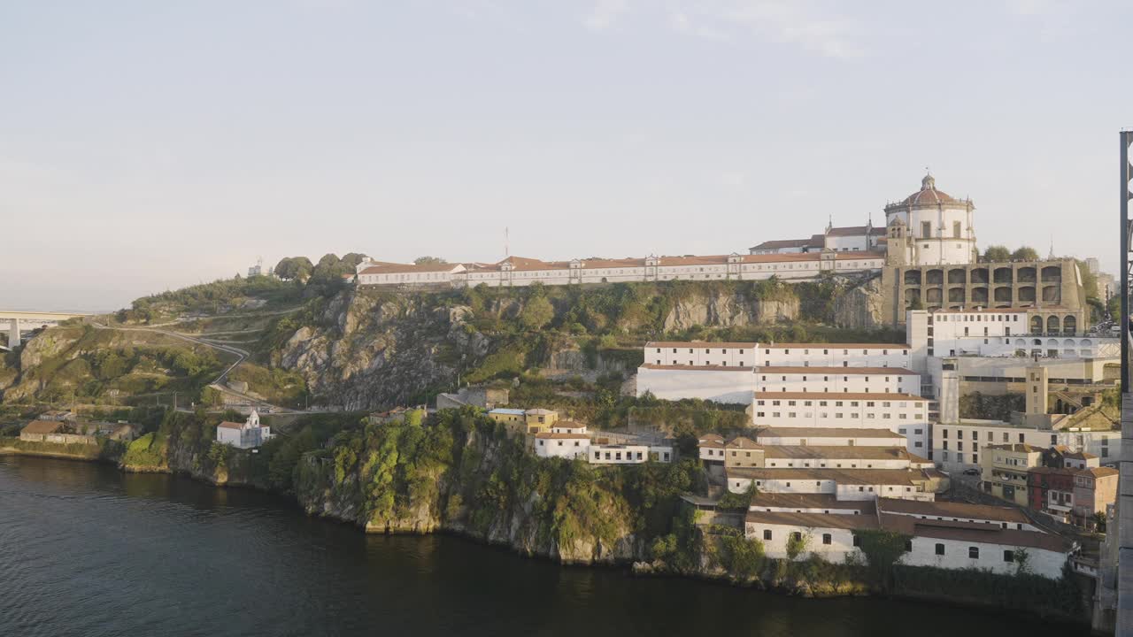 葡萄牙，波尔图——2022年7月29日:河流岩石上美丽的古城景观。行动。古老的城市建在河流的岩石上，有桥梁和游客。岩石上的古城景观，河流和桥梁。视频下载