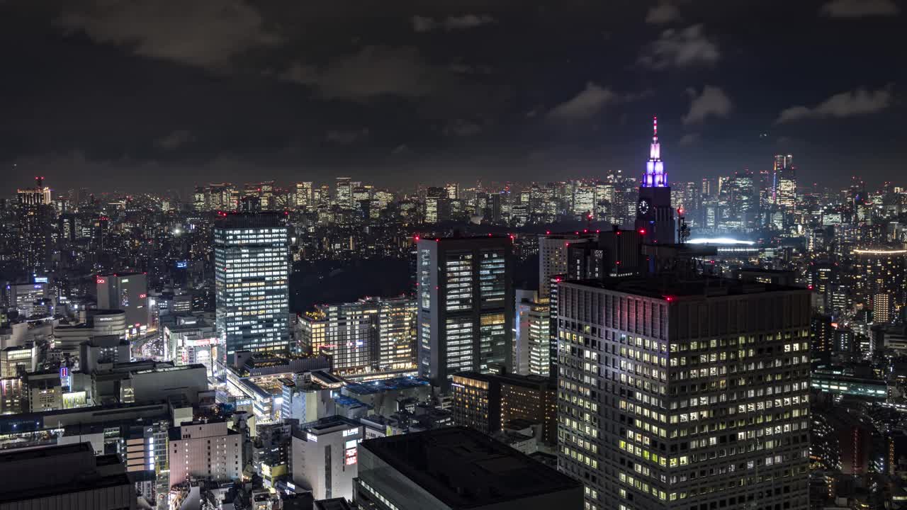 新宿，建筑和周围的夜晚/东京，日本视频下载