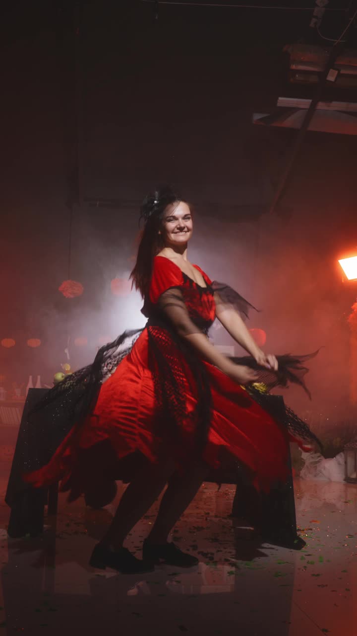 在万圣节派对上穿着戏服跳舞的快乐的年轻女子视频下载