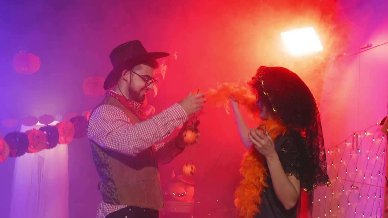 盛装打扮的情侣在为万圣节派对做准备时摆弄装饰品视频下载