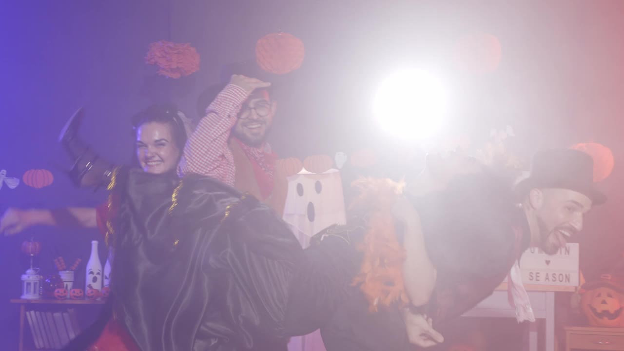 一群朋友在万圣节派对上穿着戏服跳舞视频素材
