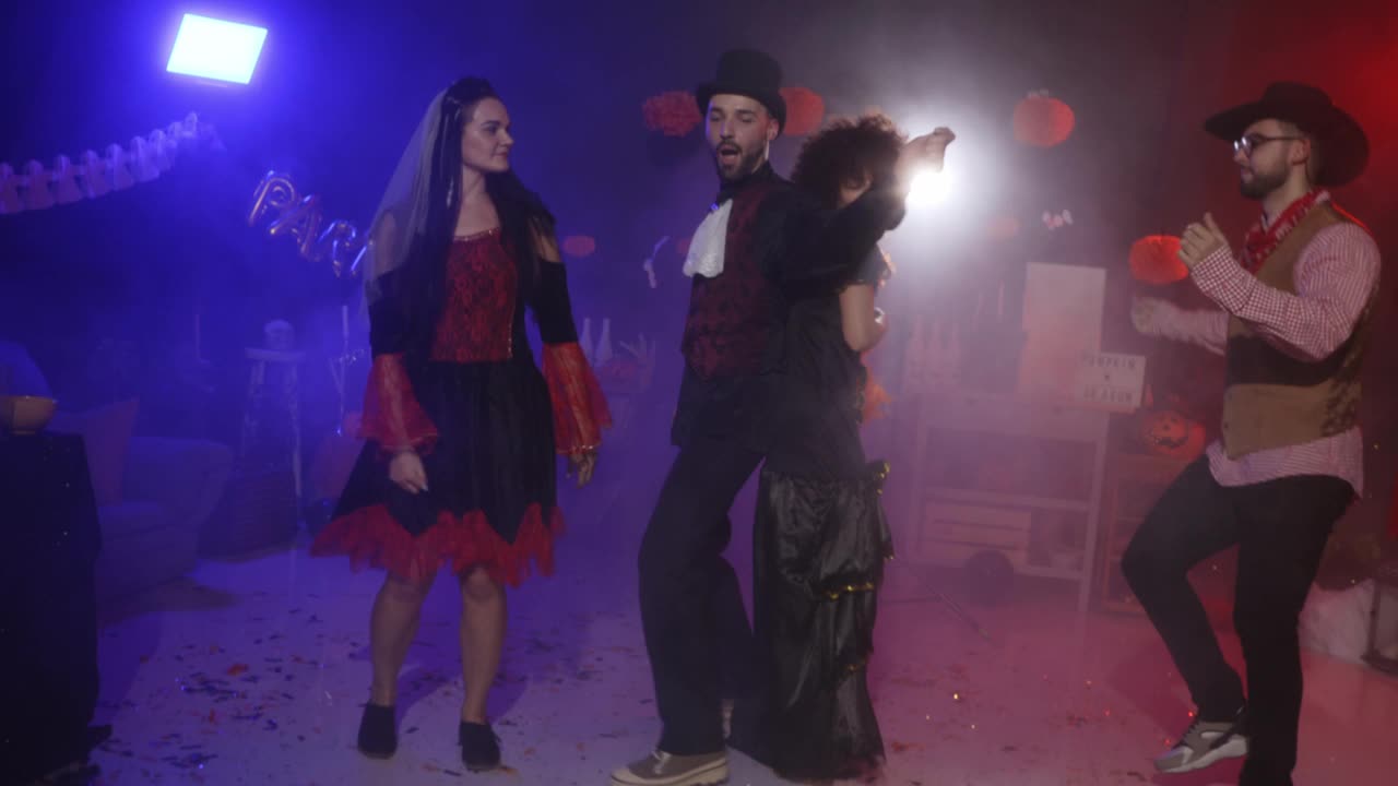 一群快乐的朋友在一个有趣的万圣节派对上跳舞视频素材