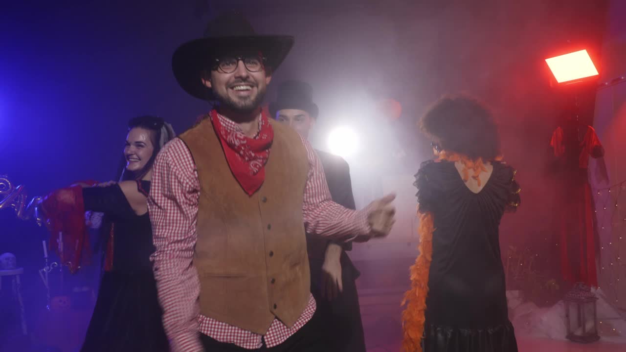 穿着牛仔服装的迷人年轻人在镜头前跳舞微笑视频素材