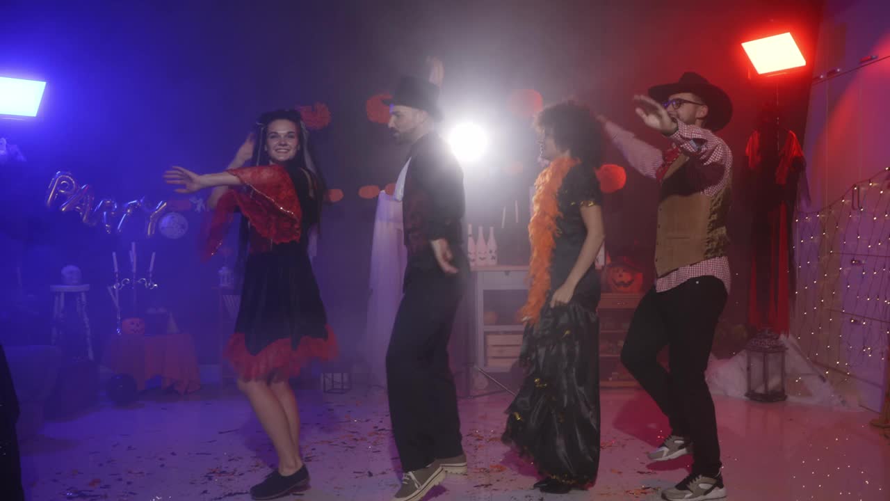 一群快乐的朋友在一个有趣的万圣节派对上跳舞视频下载