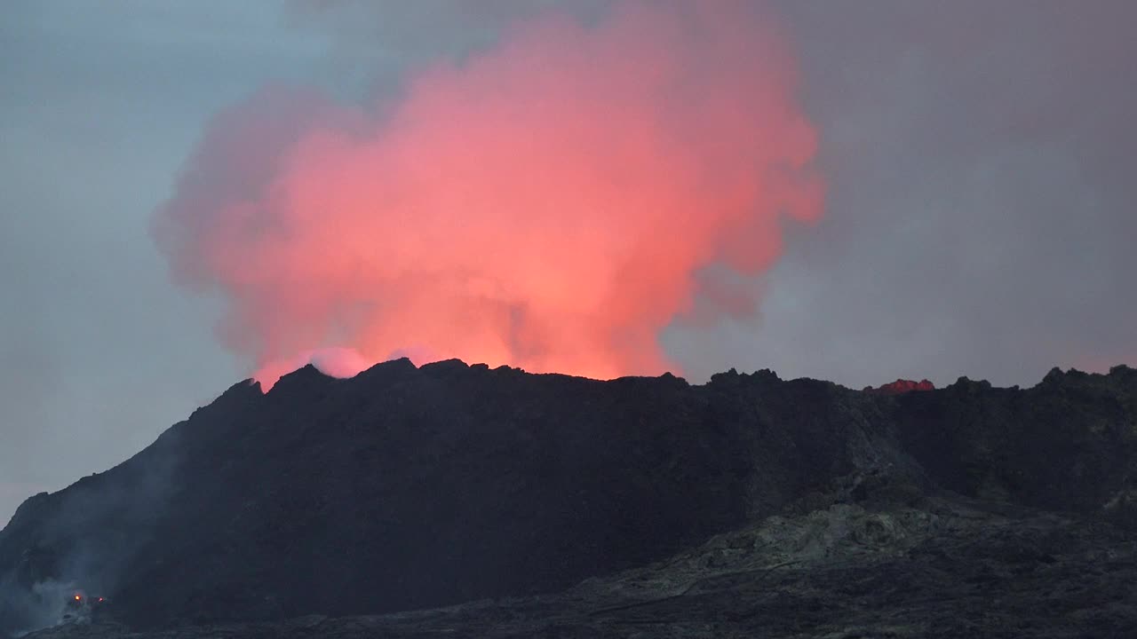 冰岛。火山喷发。炽热的熔岩正在蔓延。火山熔岩河的景观，从地球的地幔中喷出天然的热液体。全球变暖和气候变化。生态问题。视频下载
