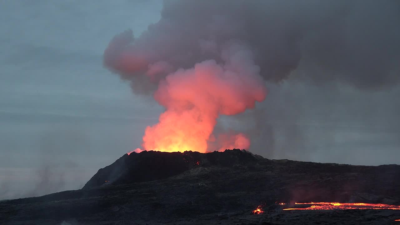 冰岛。火山喷发。炽热的熔岩正在蔓延。火山熔岩河的景观，从地球的地幔中喷出天然的热液体。全球变暖和气候变化。生态问题。视频下载