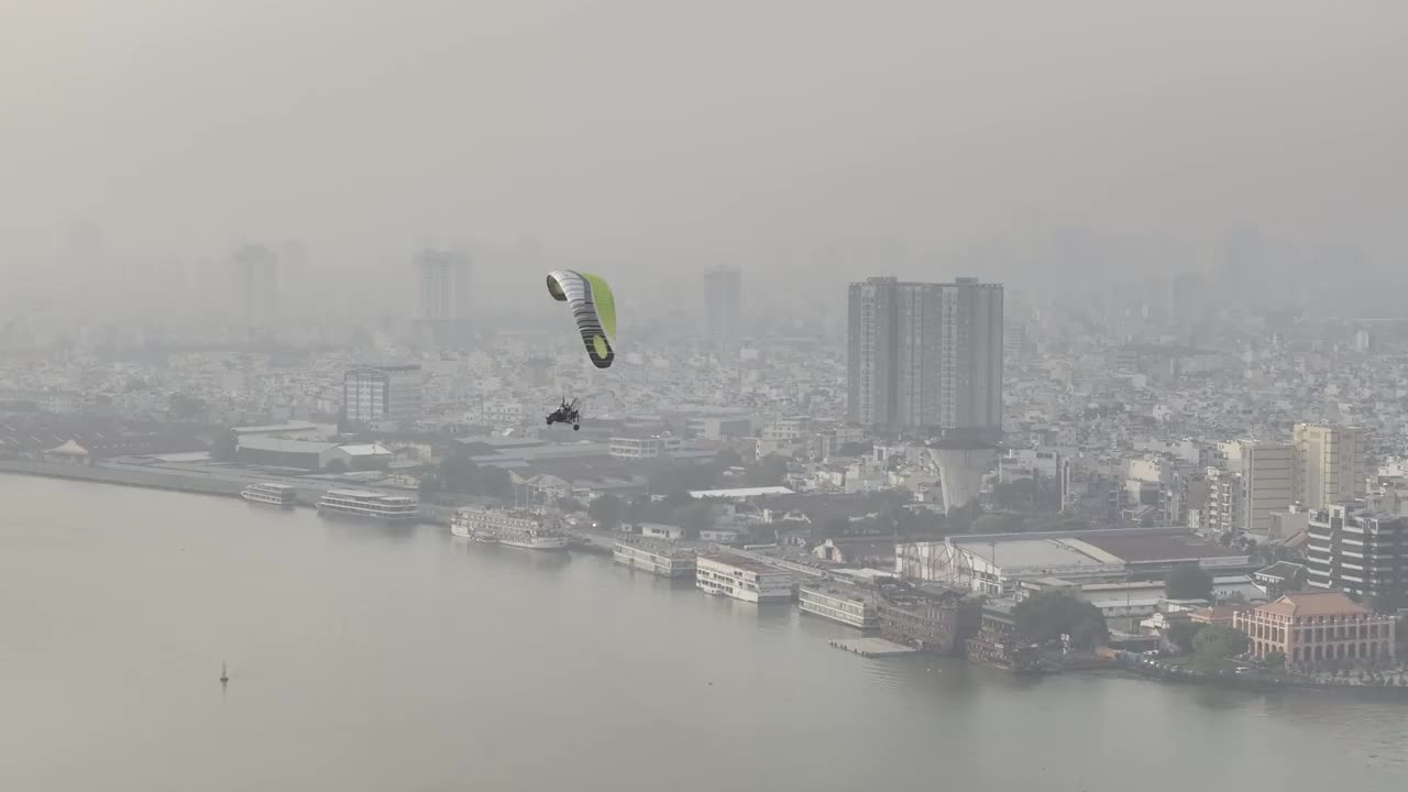 胡志明市，图德市，越南，热气球和滑翔伞鸟瞰图-高质量，75% HLG, 58% PQ 4k UHD 50fps视频素材
