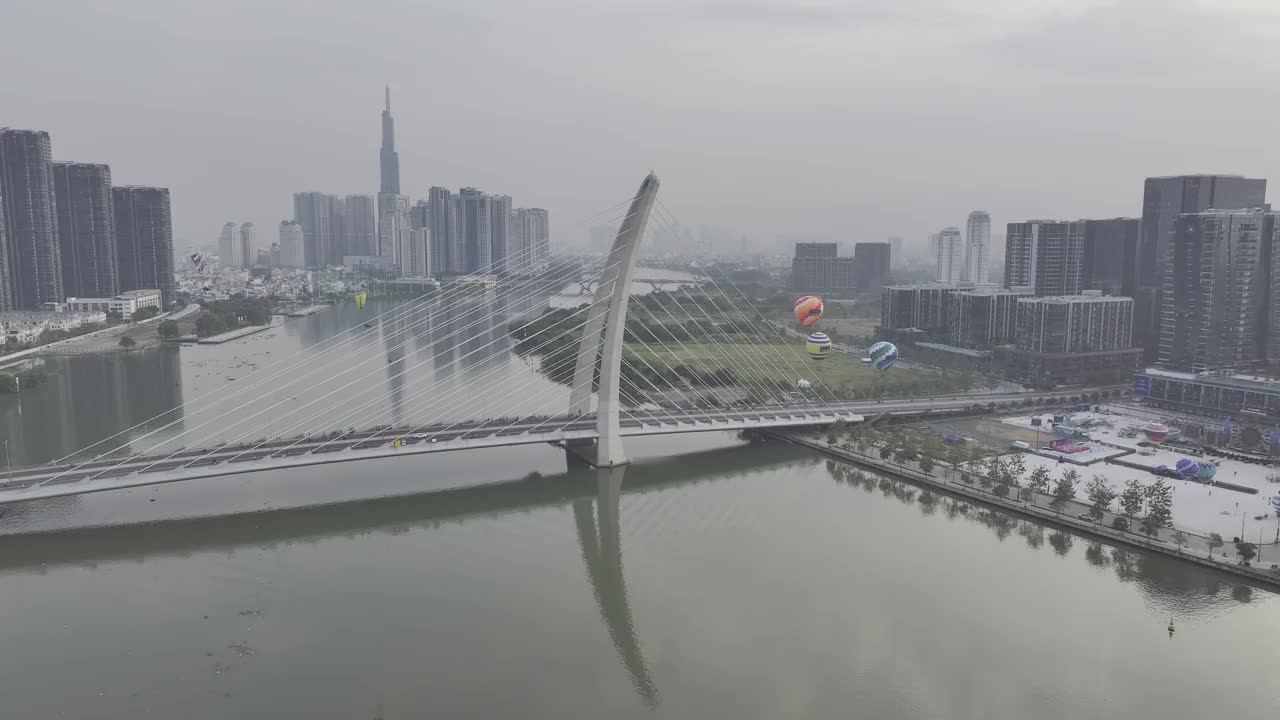 胡志明市，图德市，越南，热气球和滑翔伞鸟瞰图-高质量，75% HLG, 58% PQ 4k UHD 50fps视频下载