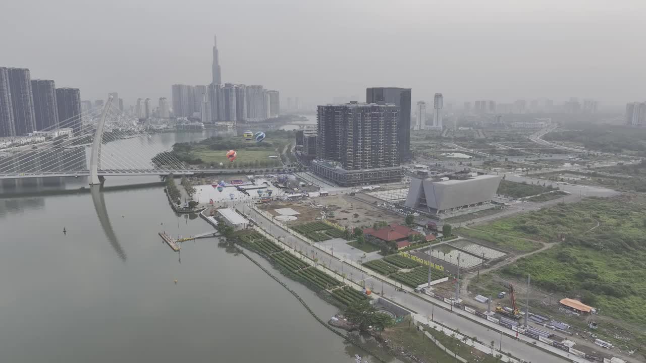 胡志明市，图德市，越南，热气球和滑翔伞鸟瞰图-高质量，75% HLG, 58% PQ 4k UHD 50fps视频素材