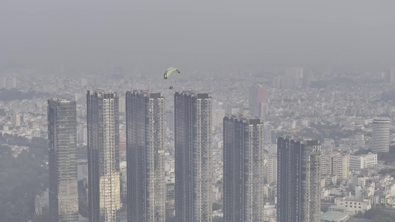 胡志明市，图德市，越南，热气球和滑翔伞鸟瞰图-高质量，75% HLG, 58% PQ 4k UHD 50fps视频下载