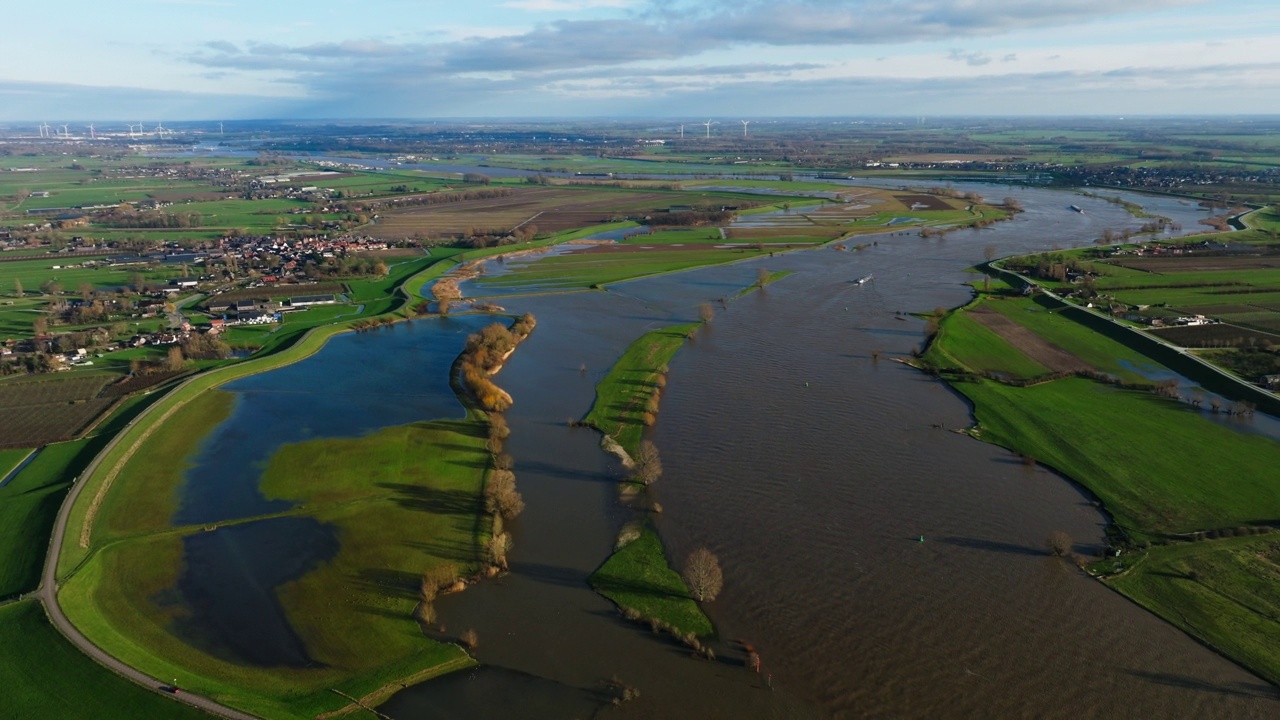 荷兰Nieuwegein附近的Lek河的广角航拍图，那里的河流已经膨胀到正常大小的五倍，淹没了河岸，淹没了农田和城镇视频下载